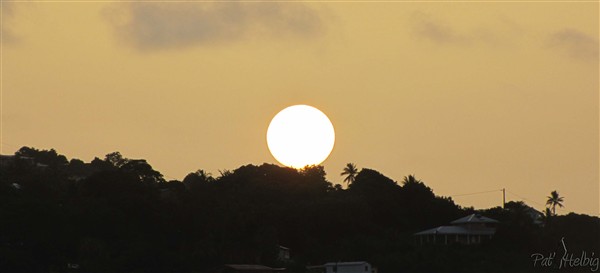 Un soleil levant dans un ciel voilé. La journée sera chaude!.jpg